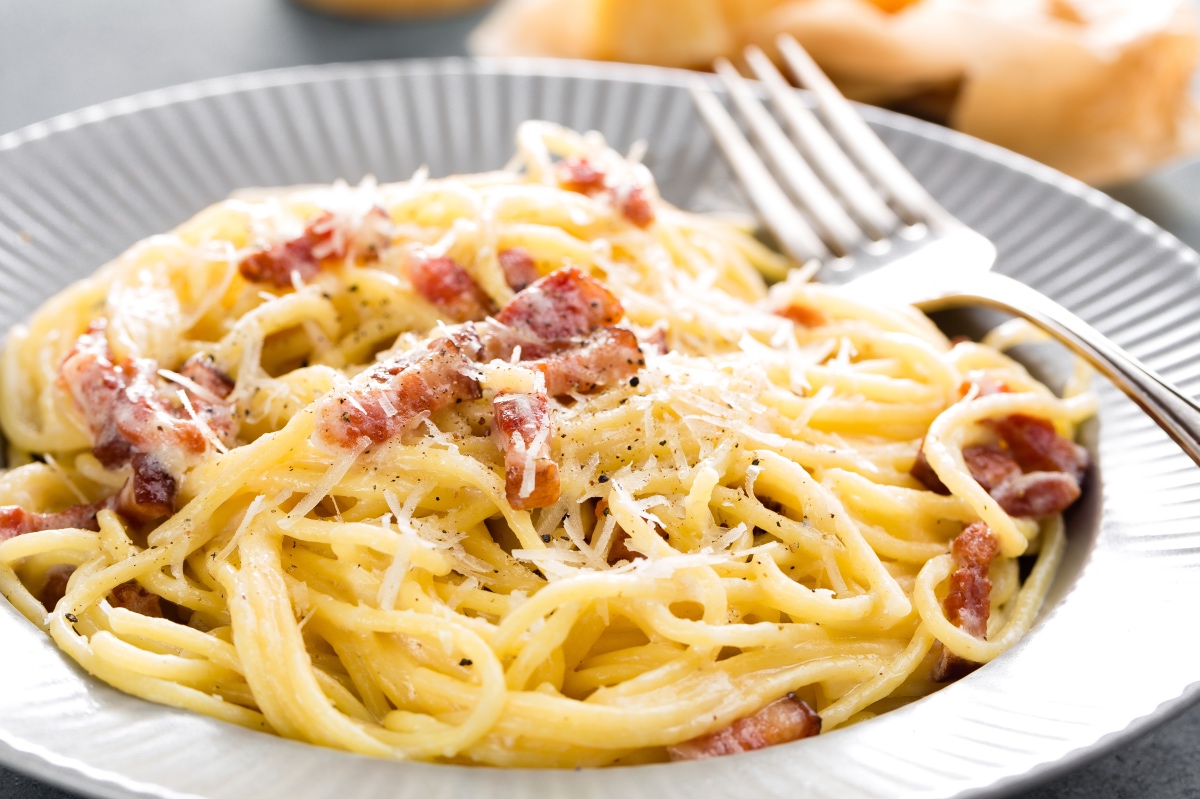 traditional plate of pasta alla carbonara.